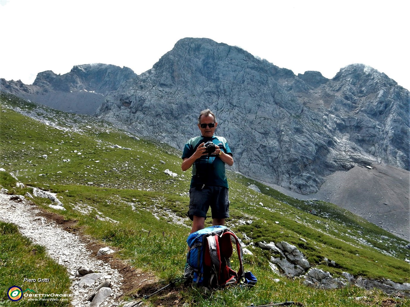 47 Fotografando in Mandrone con alle spalle Arera.jpg